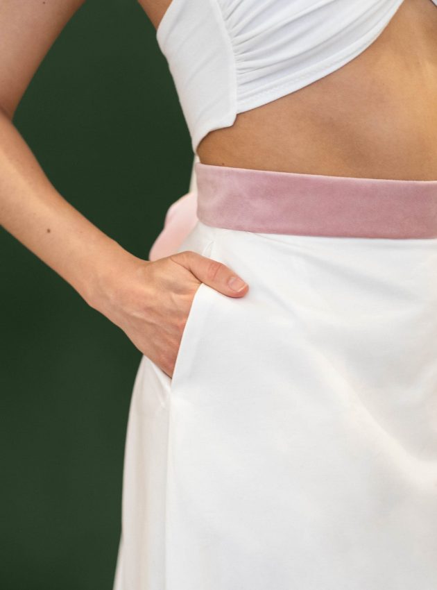 Hochzeitsoutfit mit rosa Gürtel